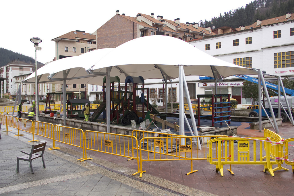 Imatge pels mitjans: Protecció d&#39;un parc infantil contra les inclemències meteorològiques