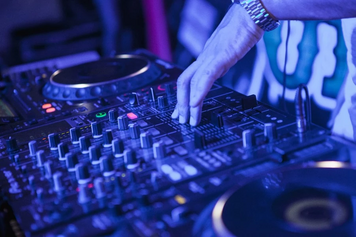 dj-tocando-musica-mezclador.webp