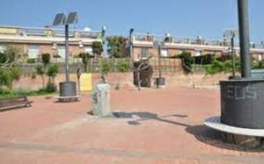 Plaques solars, jardí i enrajolat de la Plaça Joan Corominas