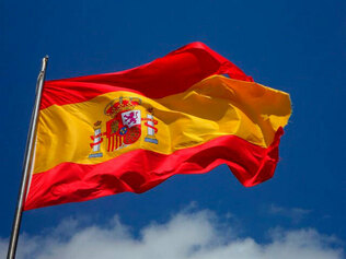 Ubicar banderes espanyoles als llocs on hi ha senyeres (rotonda metal·logènia, plaça Països Catalans) 