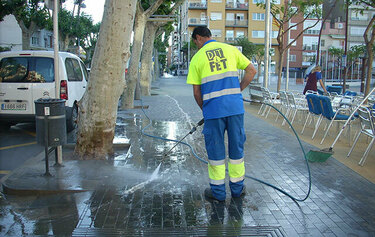 Incrementar els serveis de neteja augmentant els efectius d'escombrat manual contractats a través de l'empresa que gestiona el servei i, sempre que sigui possible, de persones que facin treballs comunitaris arran d’un control més gran de les infraccions. 