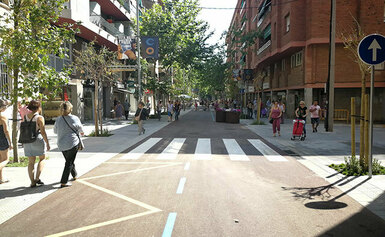 Instal·lar pilones a la Gran Via i fer-la zona de vianants